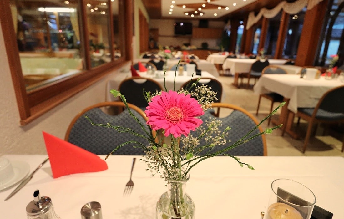 Tischdekoration mit Blume im Restaurant Hotel Klosterbräustuben
