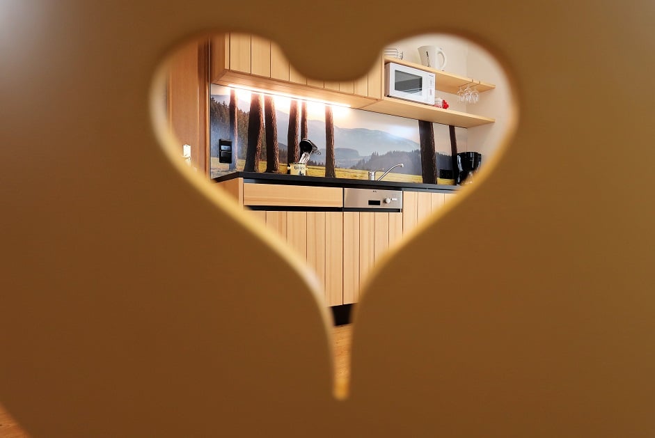 Blick durch das Herz der Stuhllehne auf die Küche