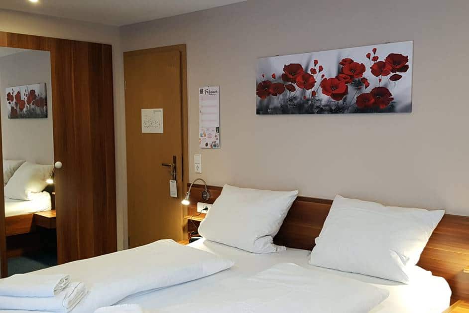 209bett3 Doppelzimmer 209 mit Mohnbild überm Bett