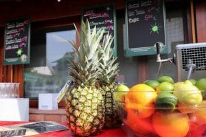 Ananas und Zitrusfrüchte auf der Cocktailbar im Freien