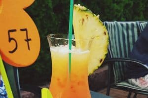 Cocktail mit Ananas auf der Sommerterasse