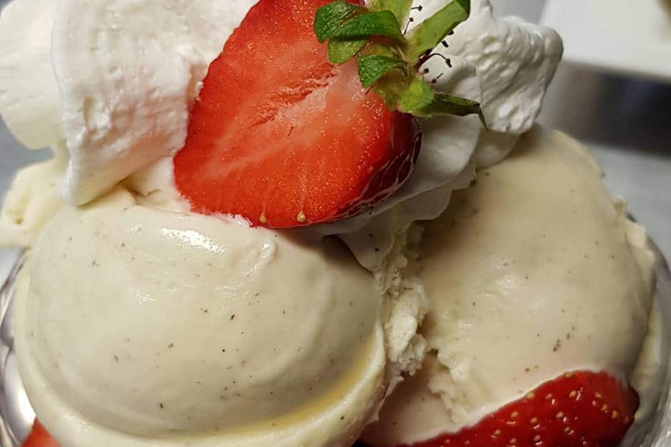 Vanilleeis mit frischen Erdbeeren und Sahne